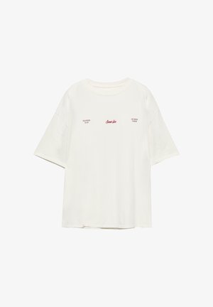 Hvid oversized T-shirt med korte ærmer og rød tekst: "Sweet Six" i midten, "Cold enough to last" til venstre, "Hot enough to break" til højre.