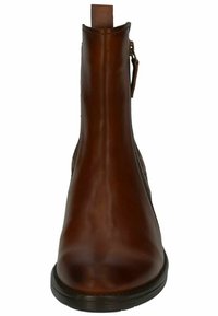 Stivali ankle in pelle marrone con finitura liscia, chiusura con zip laterale e un pannello testurizzato nella parte superiore. Punta rotonda e tacco basso.