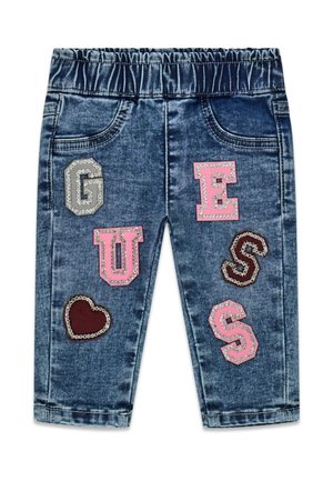 Niebieskie dżinsowe spodnie dla maluchów z elastycznym pasem i ozdobnymi naszywkami układającymi "GUESS" oraz czerwonym serduszkiem z przodu.
