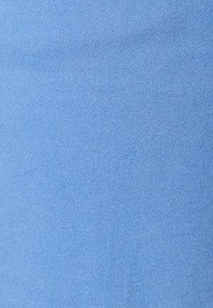 Texture de tissu bleu clair uni avec motif côtelé fin diagonal, éclairage uniforme, montrant un tissage textile détaillé.