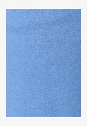 Texture de tissu bleu clair uni avec motif côtelé fin diagonal, éclairage uniforme, montrant un tissage textile détaillé.