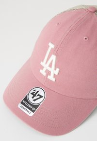 Roze verstelbare honkbalpet van katoen, met een witte geborduurde "LA" logo aan de voorkant en een label met "47 Clean Up."