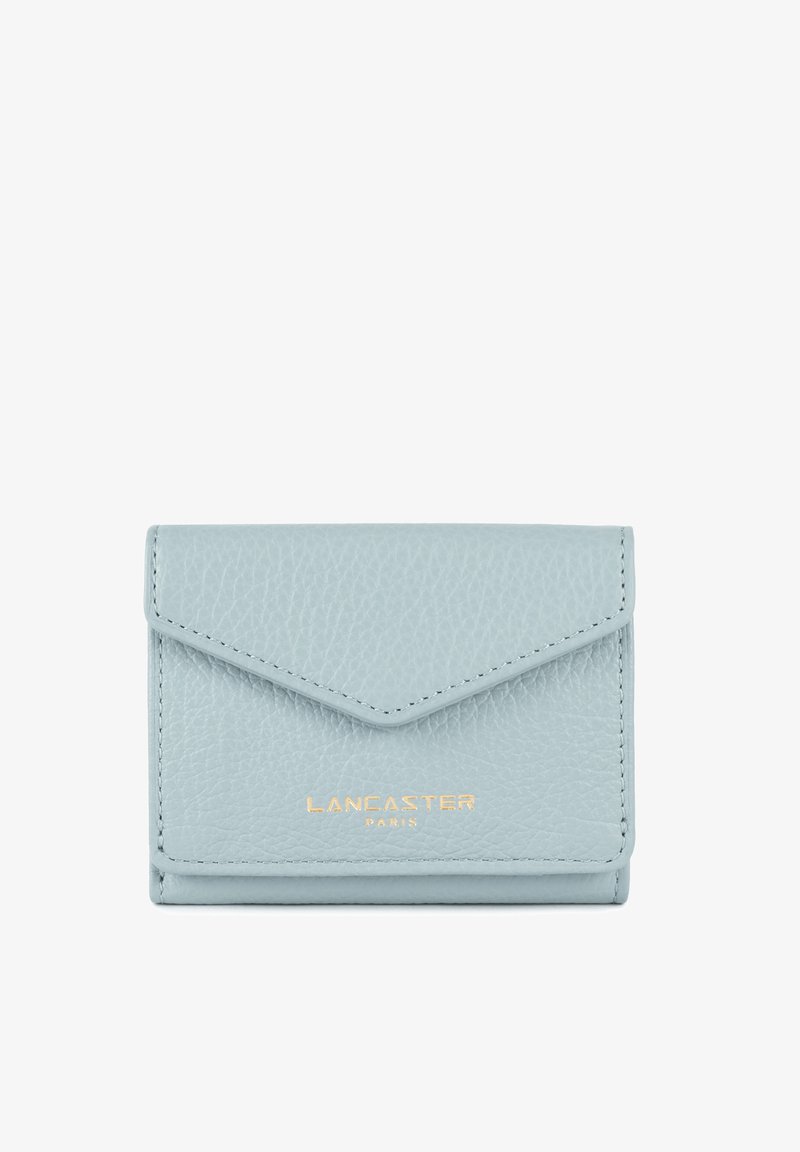 Portefeuille en cuir bleu clair avec une finition texturée, doté d'une fermeture à rabat et d'une marque dorée en relief sur le devant. Forme rectangulaire compacte.