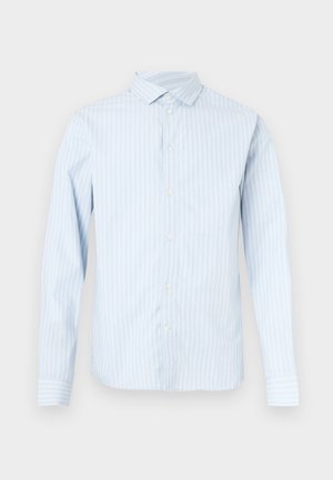 Chemise bleu clair à manches longues avec des rayures blanches verticales, col boutonné et boutons sur le devant. Tissu en coton à texture lisse.