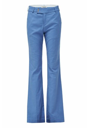 Pantalons évasés bleu clair en coton, avec une taille à passants de ceinture et une texture lisse. Détails de couture visibles à l'avant.