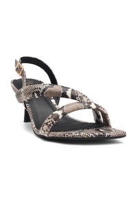 Slingback-Absatzsandalen mit einem Schlangenhautmuster in Beige und Braun. Sie verfügen über Kreuzriemen, eine schwarze Innensohle und einen kleinen Blockabsatz.