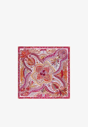 Foulard carré avec des motifs complexes de paisley et floraux en rouge, orange, rose et or, encadré par une bordure rouge ornée de petits motifs animaux.