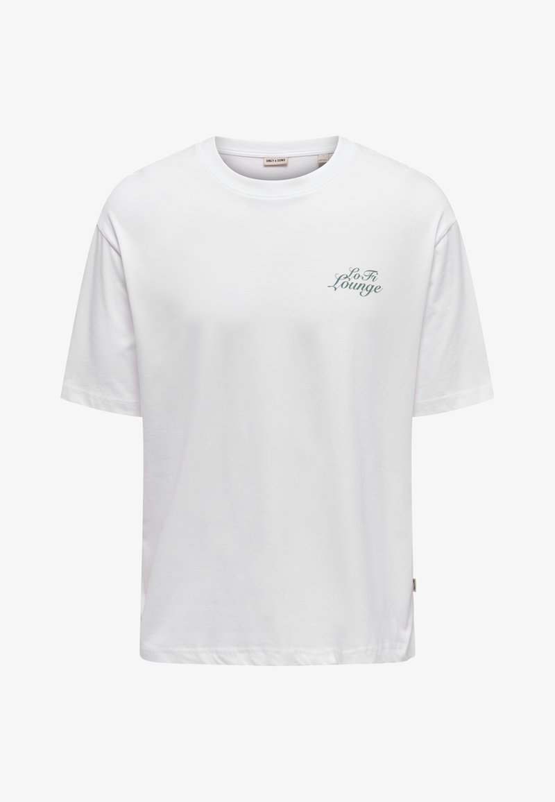 Weißes T-Shirt mit kurzen Ärmeln und Rundhalsausschnitt, auf dem links auf der Brust in kleiner grüner Schrift "Lo Fi Lounge" steht.