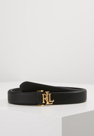 Ceinture en cuir noir texturé avec boucle logo RL dorée, reposant enroulée sur une surface blanche.