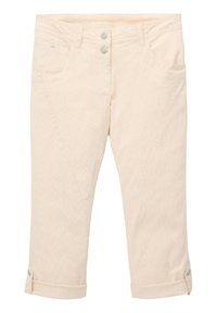 Pantalon court beige clair avec fermeture à double bouton, poches avant et ourlets retroussés maintenus par des boutons à chaque jambe.