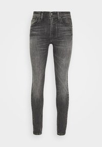 Vaqueros rectos negros de denim con lavado desgastado, diseño de cinco bolsillos y cierre de botones en la cintura.