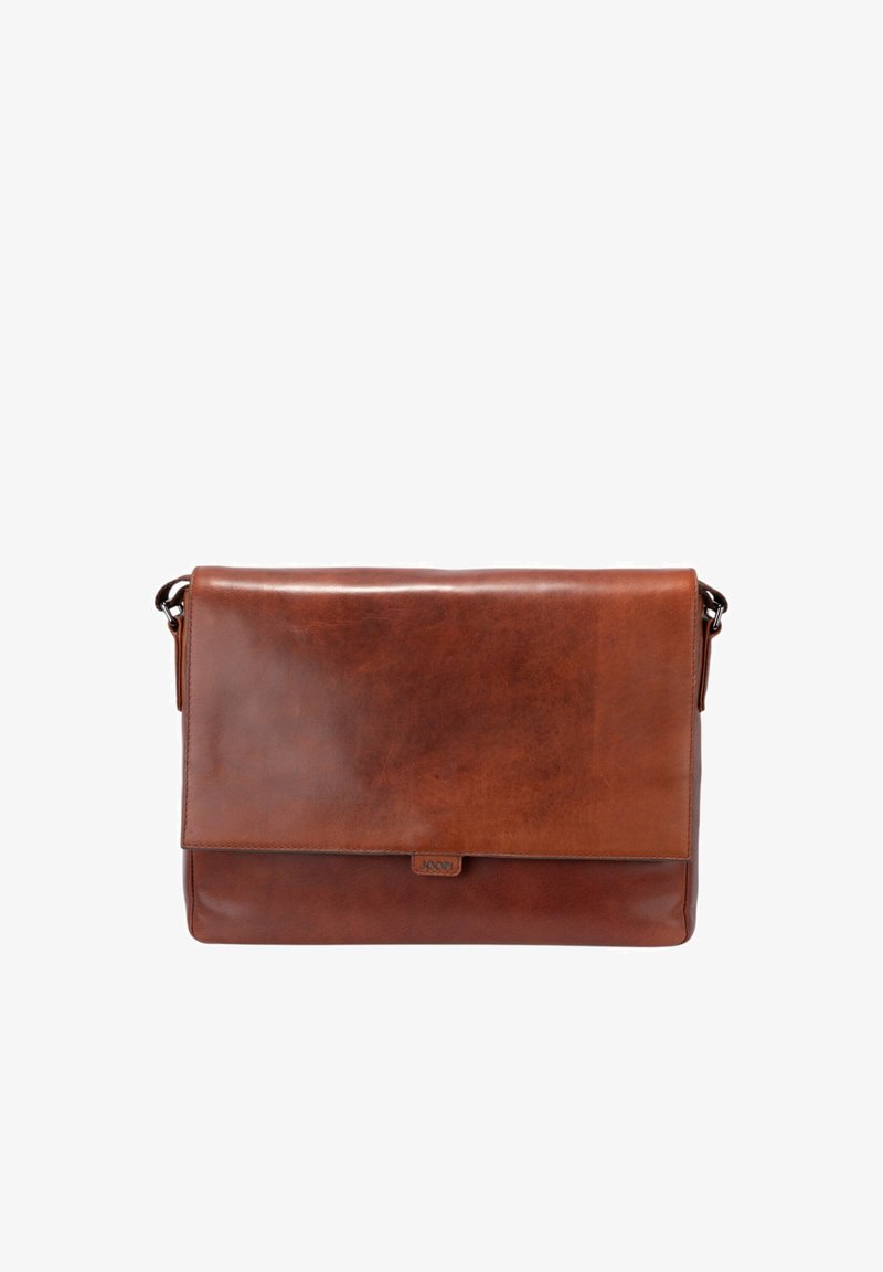 Bruine leren schoudertas met een gladde textuur, rechthoekig ontwerp, klepsluiting en een klein merklogo aan de voorkant.