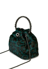 Bolso de mano de estampado de leopardo en color teal con una textura de piel suave, un asa de cadena plateada redondeada y una correa de cadena plateada desmontable.