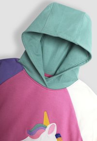 Puuvillainen huppari, jossa on turkoosi huppu, violetti ja vaaleanpunainen vartalo, sekä kirjailtuna yksisarvisdesign, jossa on värikkäitä yksityiskohtia.