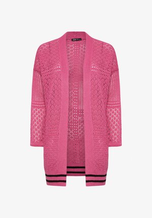 Vaaleanpunainen aukireikäinen neuletakki, jossa on timanttikuosi, pitkät hihat ja kaksi etutaskua. Mustat raidalliset yksityiskohdat helmassa. Kevyt rakenne.