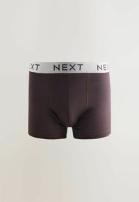 Lila Baumwoll-Boxershorts mit einem weißen elastischen Bund, auf dem "NEXT" in Braun gedruckt ist. Glatte Textur und körpernahe Passform.