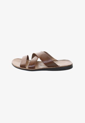 Sandale à enfiler en cuir marron avec deux brides croisées, semelle intérieure en liège plate et semelle extérieure en caoutchouc noir. Design simple et détails minimaux.