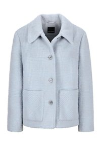 Lichtblauwe jas van wolmix met drie knopen, twee zakken aan de voorkant en een brede kraag.