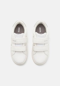 Baskets en cuir blanc avec deux sangles Velcro réglables, bout arrondi, col rembourré et semelle intérieure grise respirante arborant la marque "GEOX".