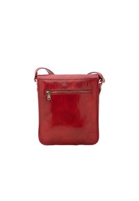 Borsa a tracolla rossa in pelle con una texture liscia, dotata di una tasca frontale con zip e tracolla regolabile. Forma quadrata con design minimale.
