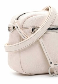 Borsa a tracolla in pelle rosa chiaro con finitura testurizzata, hardware in argento, chiusura con zip e tracolla regolabile. Forma arrotondata e design compatto.
