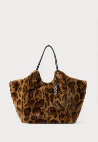 Tote-Bag mit braunem Leopardenmuster aus plüschigem Material, mit schwarzen Griffen und einem Metall-Logoanhänger. Besitzt eine weiche, strukturierte Oberfläche.