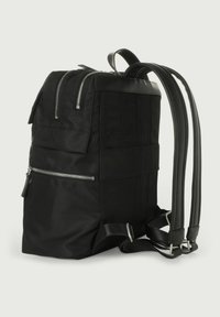 Zaino nero realizzato in nylon. Presenta due tasche anteriori con zip, spallacci regolabili e una zip piana sulla parte superiore. Texture liscia con cuciture verticali.