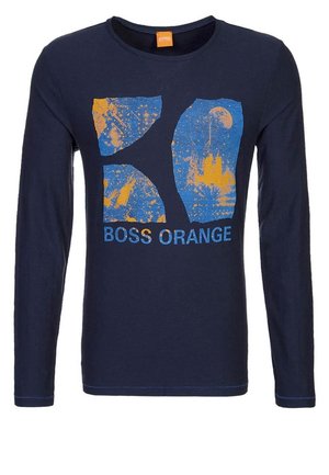 Marineblaues Langarmshirt mit abstraktem orange-blauem Motiv und dem Text "BOSS ORANGE" auf der Vorderseite.