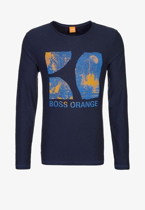 Granatowa koszula z długim rękawem z abstrakcyjnym pomarańczowo-niebieskim wzorem oraz napisem "BOSS ORANGE" na przodzie.