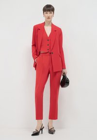 Unselected, rosso scuro