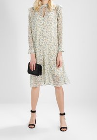Samsøe Samsøe Vapaa-ajan mekko - beige