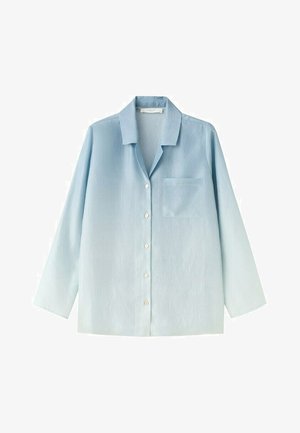 Cămașă albastru deschis cu mâneci lungi, nasturi, guler și buzunar la piept, prezentată pe un fundal alb simplu.