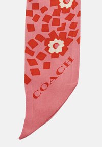 Foulard en soie rose clair avec des motifs floraux audacieux en rouge et crème. Logo "COACH" imprimé en rouge ; texture douce, forme triangulaire avec une extrémité pointue.