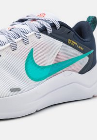 Nike Performance DOWNSHIFTER 12 - Zapatillas running asfalto - white/clear jade/obsidian/picante red/university gold