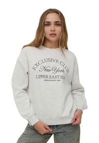 Felpa leggera grigia con maniche lunghe, colletto rotondo, caratterizzata da testo marrone scuro: "EXCLUSIVE CLUB New York UPPER EAST SIDE MANHATTAN EST. 1993."