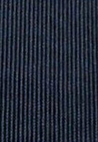 Dunkelblaues Cordstoffgewebe mit vertikaler Rippstruktur. Gleichmäßig verteilte Linien schaffen ein strukturiertes Aussehen. Geeignet für verschiedene textile Anwendungen.