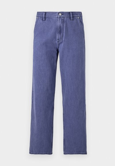 Zili zili denim džinsi ar taisnām kājām, augstu jostasvietu, priekšējo rāvējslēdzēju un piecu kabatu dizainu. Audumam ir nedaudz tekstūras. Nav rakstu.