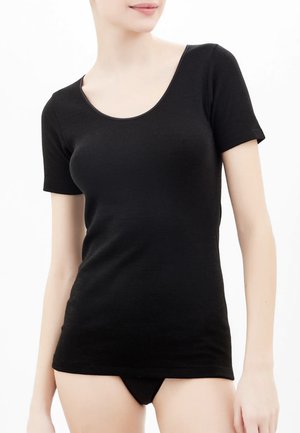 Maglietta nera aderente a maniche corte, con scollo rotondo e texture liscia. Il tessuto sembra morbido ed elastico, adatto per abbigliamento casual.