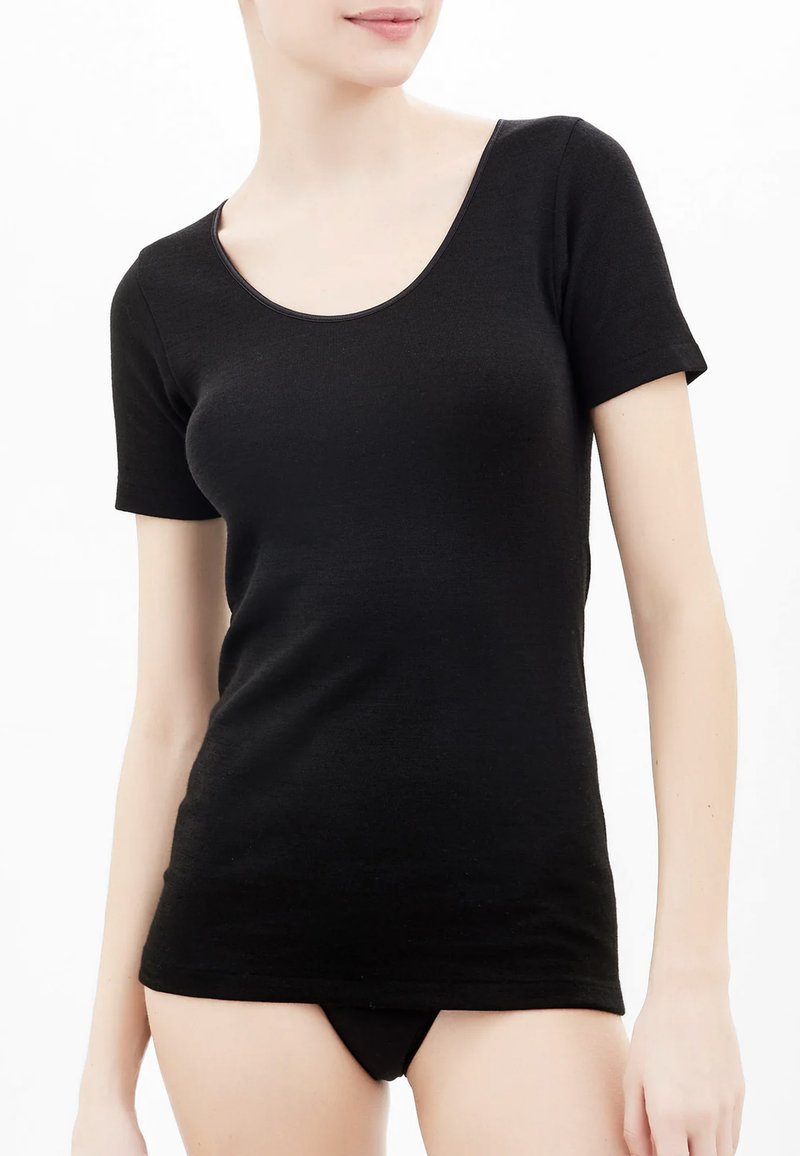 Maglietta nera aderente a maniche corte, con scollo rotondo e texture liscia. Il tessuto sembra morbido ed elastico, adatto per abbigliamento casual.