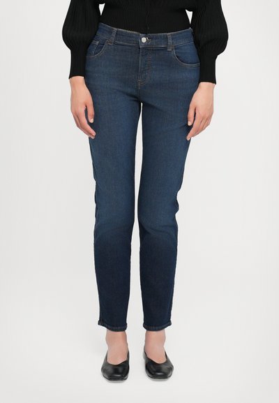Dunkelblaue Skinny-Jeans aus Denim mit einem schmalen Schnitt, fünf Taschen und einem Knopfverschluss. Mit dezenten Nähten und einem ausgefransten Saum.