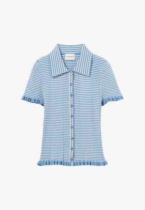 Camisa de manga corta tipo botoné en azul claro con rayas blancas, con un dobladillo y cuello con volantes, y botones de plata en el frontal.