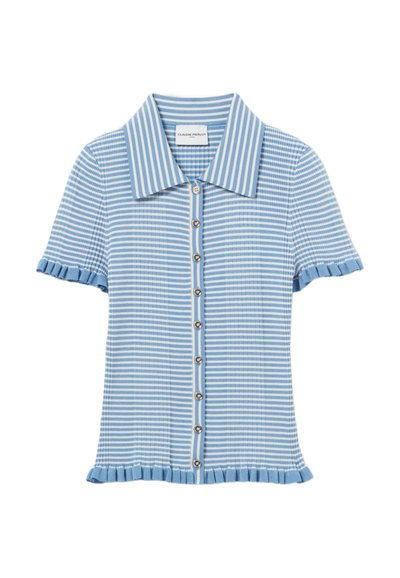 Camisa de manga corta tipo botoné en azul claro con rayas blancas, con un dobladillo y cuello con volantes, y botones de plata en el frontal.