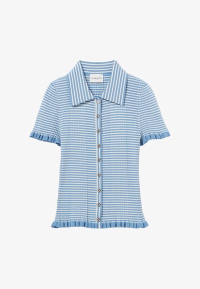Camisa de manga corta tipo botoné en azul claro con rayas blancas, con un dobladillo y cuello con volantes, y botones de plata en el frontal.