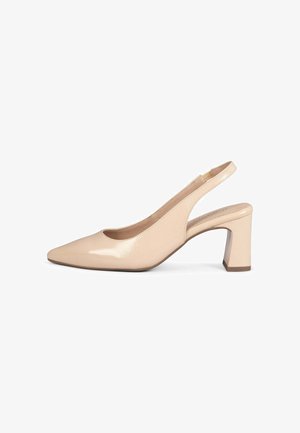 Zapato beige de charol tipo slingback con punta afilada y tacón cuadrado de altura media, mostrado de perfil sobre fondo blanco.
