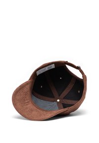 Cappello in velluto a coste marrone con interno nero. La parte inferiore presenta un motivo a righe. I dettagli includono un bottone e fori di ventilazione.