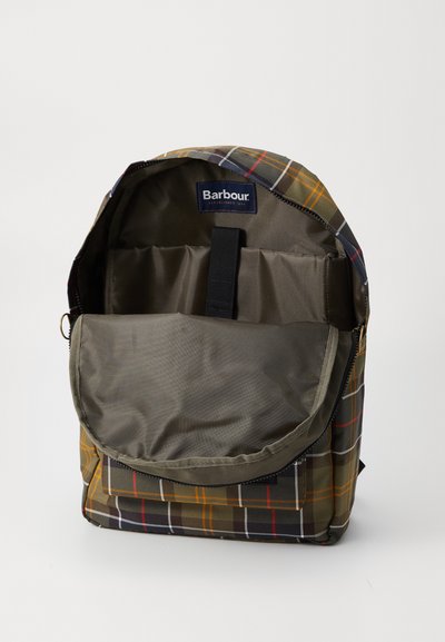Sac à dos en tartan vert et marron avec un compartiment principal ouvert, une housse rembourrée pour ordinateur portable à l'intérieur et une étiquette de marque Barbour.