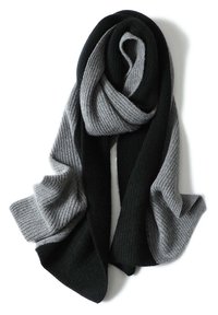 Scarf lavorato a maglia con strisce alternate di grigio scuro e nero. Texture morbida con un design a costine, che cade in modo morbido.