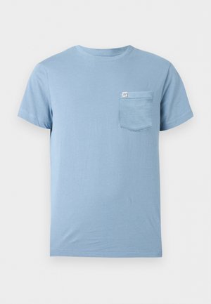 Világoskék, rövid ujjú pamut póló kerek nyakkivágással és mellzsebbel, melyen egy kis fehér GAP logós címke található.