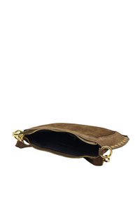 Pochette en daim marron avec quincaillerie dorée, fermeture à glissière et clous décoratifs le long du bord. L'intérieur est doublé de tissu noir.