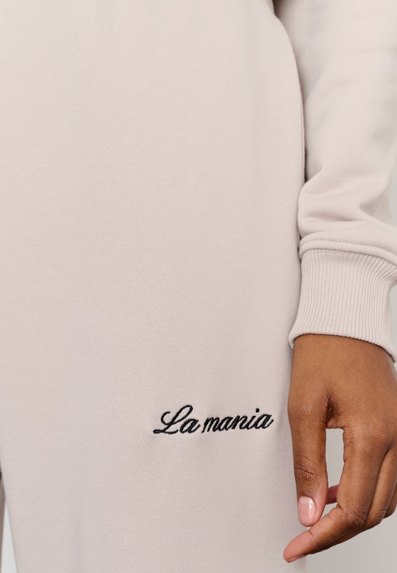 LA MANIA DUO Spodnie treningowe/beżowy Zalando.pl